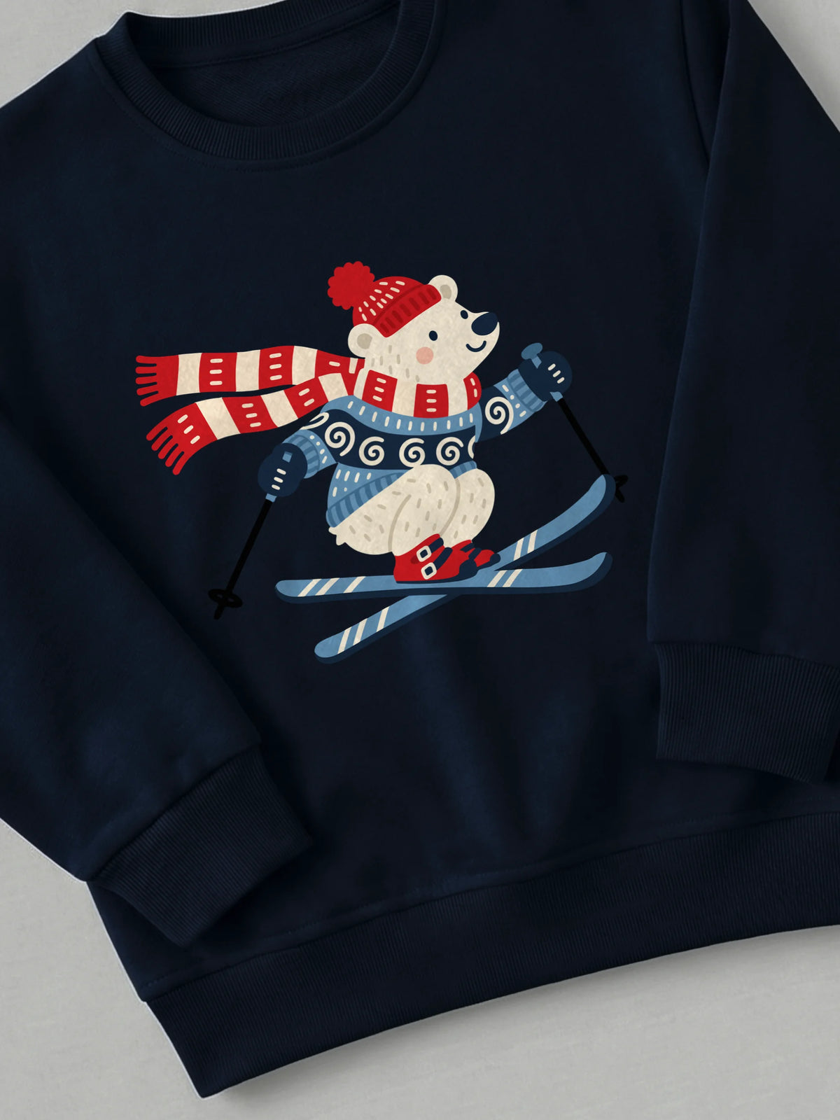 Ski Bear - Sweatshirt Navy close-up by Tout Est Fichu