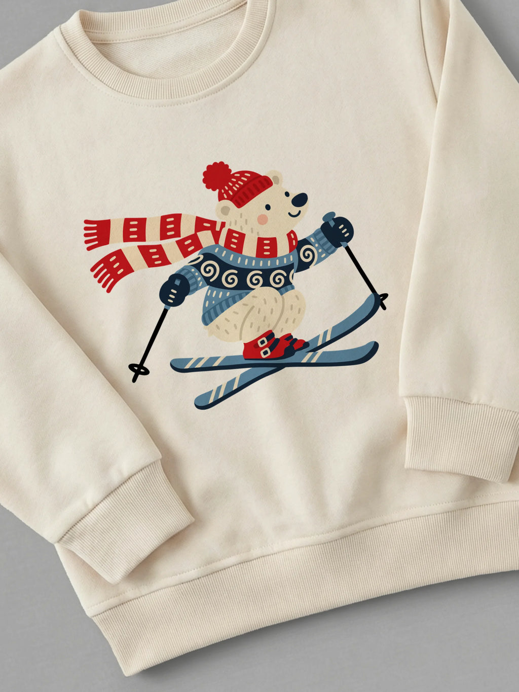 Ski Bear - Sweatshirt Cream close-up by Tout Est Fichu